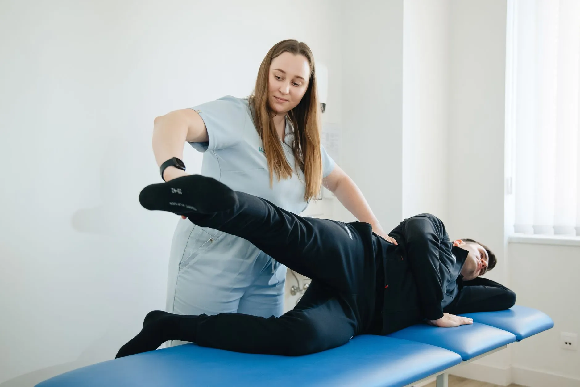 Close de mãos realizando exercício de mobilidade articular