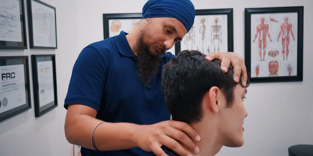 Fisioterapeuta avaliando a mobilidade cervical de um paciente