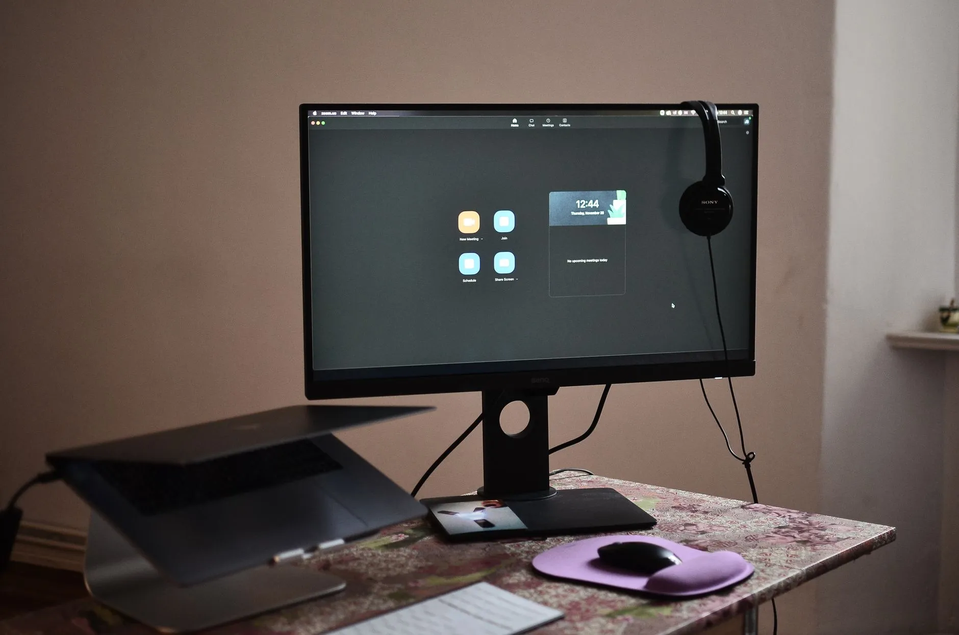 Mesa de trabalho organizada com notebook e apoio ergonômico