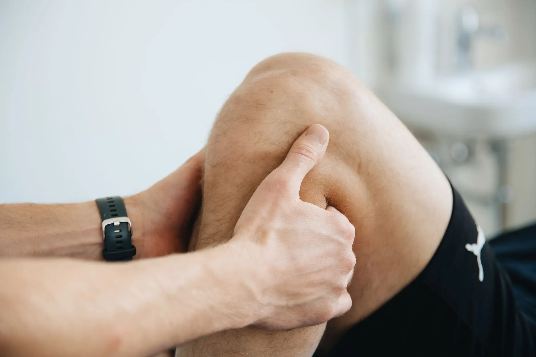 Fisioterapeuta conduzindo exercício de reabilitação de joelho em atleta
