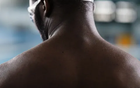 Nadador durante treino de natação em piscina