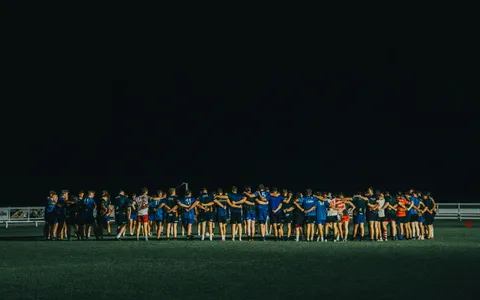 Grupo de atletas amadores se preparando para treino