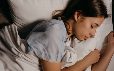 Quarto silencioso com cama arrumada, ambiente propício para o sono