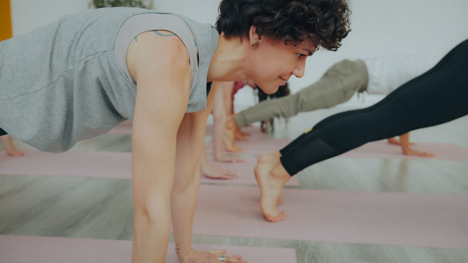 Pessoa realizando exercício de prancha para fortalecimento do core