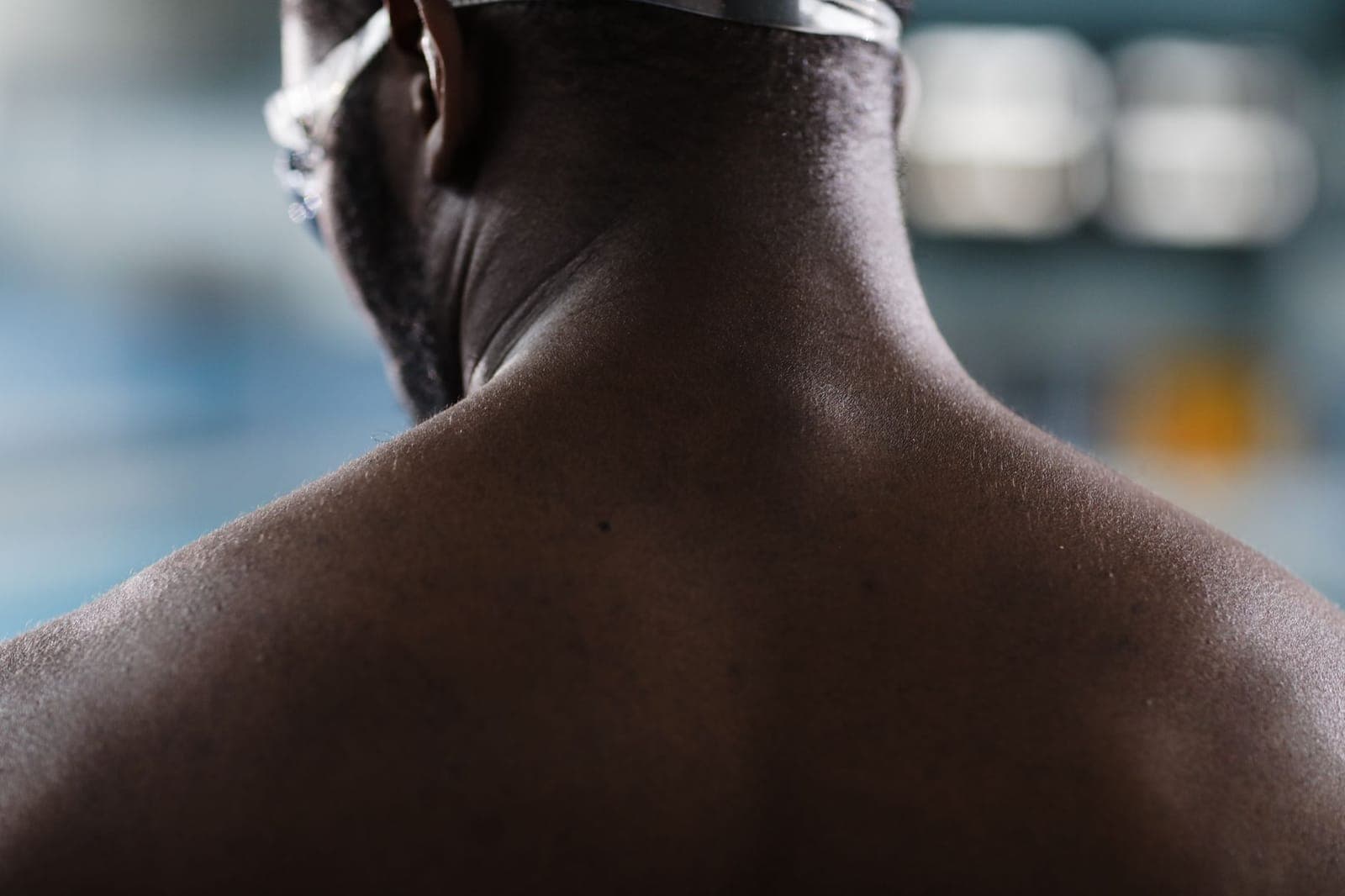 Nadador durante treino de natação em piscina