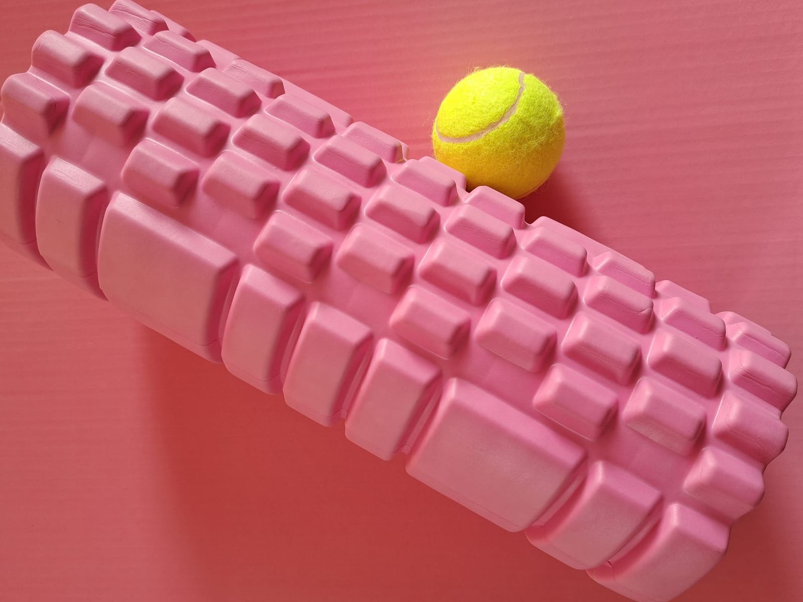 Rolo de espuma e bolinha de massagem usados como recursos de mobilidade e liberação muscular